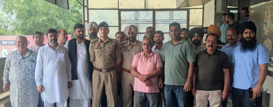 डीएसपी गढ़शंकर ने दुकानदारों के साथ की बैठक
